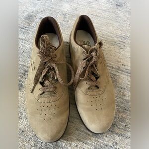 Women’s SAS Free Time Walking Shoes 9N- EUC